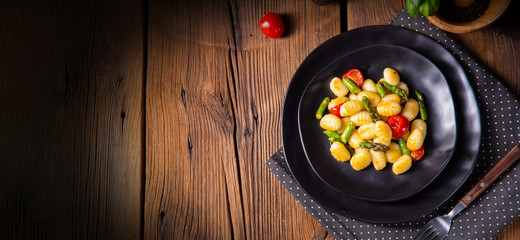 crispy gnocchi with roasted asparagus and tomatoes