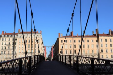 Fototapeta premium Lyon Ville - Passerelle piétonne Saint Georges Abbé Paul Couturier sur la rivière Saône - Pont piéton à haubans