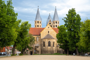 Fototapeta na wymiar Liebfrauenkirche Halberstadt Domplatz