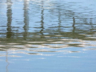 Reflejos en el agua de un río, reflejo de un puente moderno