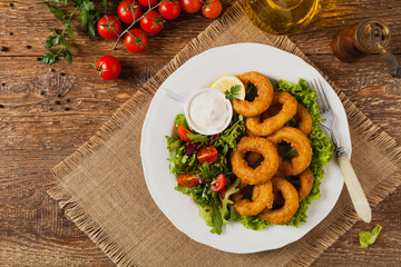 Roasted squid rings with salad.