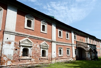 Fototapeta na wymiar Cell building of the XVII century in the Transfiguration monastery of Yaroslavl