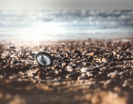Boussole sur le sable
