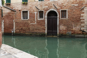 Fototapeta na wymiar kleine Kanäle in Venedig