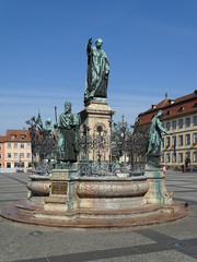 Der Maximiliansbrunnen. Er steht auf dem Maximiliansplatz in Bamberg