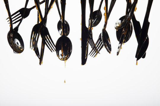 Couvert inox suspendu et miel ruiss&egrave;lement, en studio