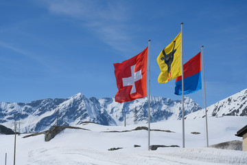 Naklejka premium Fahnen auf der Passhöhe des St. Gotthardpasses, Schweiz