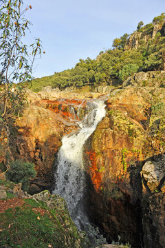 Cascada de La Batanera o Chorrera de los Batanes cerca del pueblo de Fuencaliente en el Parque Natural Valle de Alcudia y Sierra Madrona, provincia de Ciudad Real, Castilla la Mancha, Espa&ntilde;a