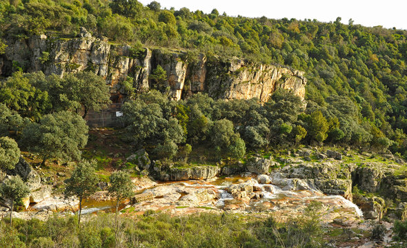 Cascada de La Batanera o Chorrera de los Batanes cerca del pueblo de Fuencaliente en el Parque Natural Valle de Alcudia y Sierra Madrona, provincia de Ciudad Real, Castilla la Mancha, Espa&ntilde;a