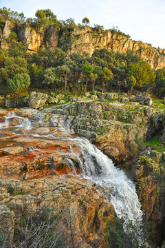 Cascada de La Batanera o Chorrera de los Batanes cerca del pueblo de Fuencaliente en el Parque Natural Valle de Alcudia y Sierra Madrona, provincia de Ciudad Real, Castilla la Mancha, Espa&ntilde;a