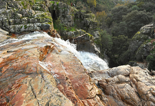 Cascada de La Batanera o Chorrera de los Batanes cerca del pueblo de Fuencaliente en el Parque Natural Valle de Alcudia y Sierra Madrona, provincia de Ciudad Real, Castilla la Mancha, Espa&ntilde;a