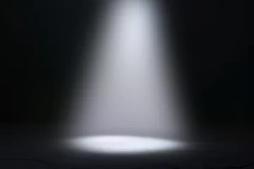 Zelfklevend Fotobehang abstracte donkere concentraatvloerscène met mist of mist, spotlight en display © tomertu