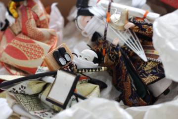 マスクをして埃をかぶり箱に収納された雛人形たち