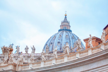 Fototapeta na wymiar Cupola and sculptures of St. Peter's Basilica