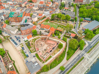Toruń z lotu ptaka - stare miasto z ruinami zamku krzyżackiego.