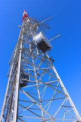 Sendemast von unten mit blauem Himmel