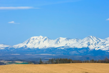Fototapeta premium 日本 北海道 山と青空背景