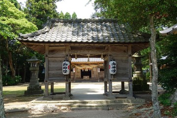 島根県松江市にある六所神社の神門と奥に見える拝殿