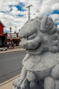 Statue d'entr&eacute;e du quartier chinois d'Ottawa