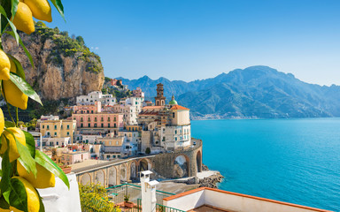 Kleine Stadt Atrani an der Amalfiküste in der Provinz Salerno, in der Region Kampanien in Italien