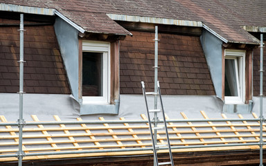 Travaux de restauration sur une toiture