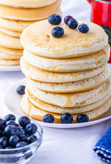 Nalesniki na sniadanie. Domowy posilek. Racuchy z jagodami . Nalesniki z dodatkami.