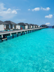 Fototapeta na wymiar Ferienhäuser auf einem Steg im Indischen Ozean bei den Malediven