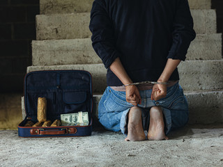 Fototapeta na wymiar Police arrest drug trafficker with handcuffs.Drug traffickers were arrested along with their heroin.