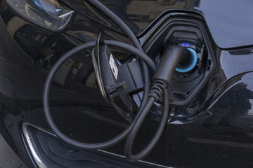 Fototapeta na wymiar Chargement sur voiture électrique