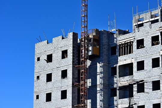 Predio em constru&ccedil;&atilde;o na etapa de levantamento de estrutura