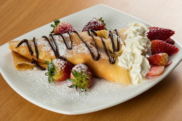 CREPE DE FRESAS Y CHOCOLATE