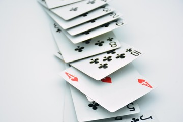 As de corazones destacando entre varias cartas de poker