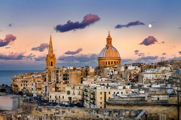Fototapeta na wymiar Mond über Valletta bei Sonnenuntergang