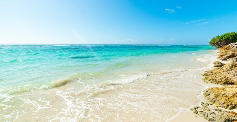 Clear sky over Raisins Clairs beach