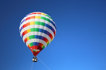 空に浮かぶ気球