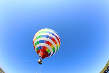 Fototapeta na wymiar 空に浮かぶ気球
