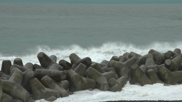 Large Hurricane Waves Crash Into Coastal Defenses - Lan