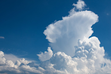 Gewitter Wolkentürme am blauen Himmel