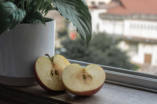 Manzana abierta en la ventana
