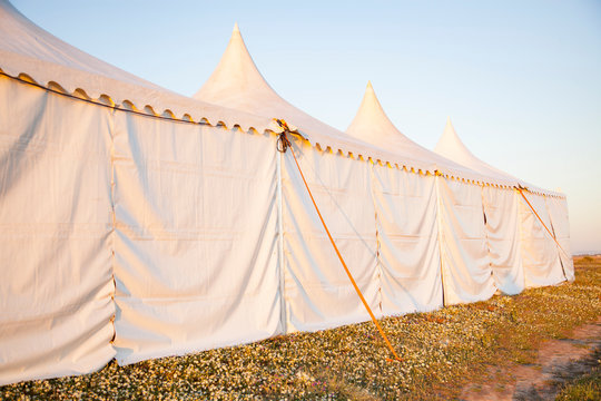 carpas al aire libre a la ca&iacute;da del sol para eventos multitudinarios