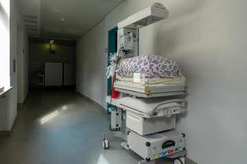 a baby incubator is standing in the corridor of a OP´s in a hospital
