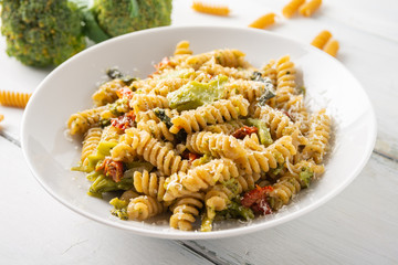 Piatto di fusilli con broccoli e formaggio 