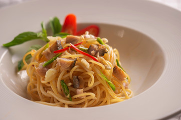 spaghetti with tomato sauce and basil