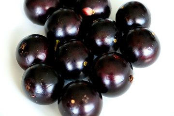 Jabuticaba or Jaboticaba is a purplish-black, white-pulped fruit that can be eaten raw or be used to make jellies, juice or wine.