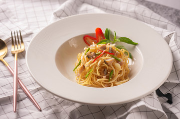 spaghetti with tomato sauce and basil