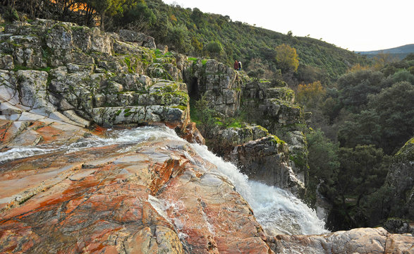 Cascada de La Batanera o Chorrera de los Batanes cerca del pueblo de Fuencaliente en el Parque Natural Valle de Alcudia y Sierra Madrona, provincia de Ciudad Real, Castilla la Mancha, Espa&ntilde;a