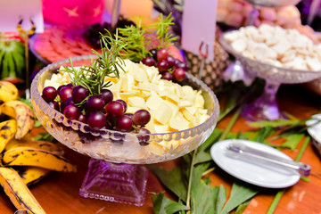 dode potato chips & grapes at a buffet
