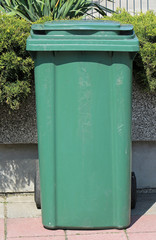 Fototapeta na wymiar Green plastic trash can