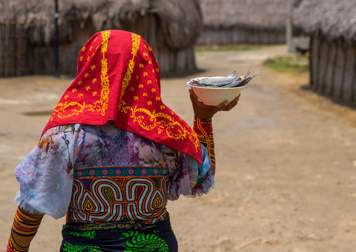 Panama, San Blas Islands, Mamitupu, Kuna Indian Woman Carrying Fish In A Bowl