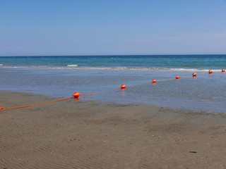 Obraz premium vista solitaria della spiaggia fuori stagione